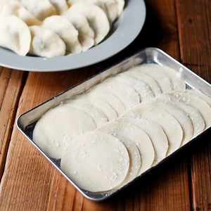 おうちで手作り！餃子の皮 - macaroni