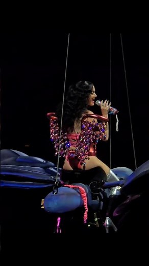 I got the eye of the tiger, a fighter #concert #katyperry #chicago
