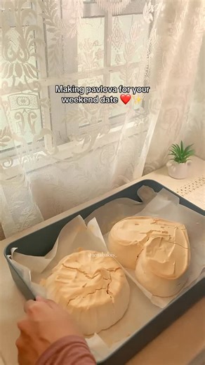 PAVLOVA | CHEESECAKES | COOKIES on Instagram: "Thank you 🍓🤍 #fenabakespavlova #pavlova #pavlovakajang #pavlovabangi #pavlovakl"