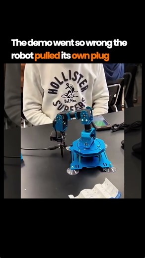 The demo went so wrong the robot pulled it‘s own plug