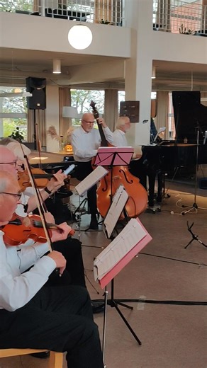 🎶 Skønneste eftermiddag på Center Møllegården i Skive, Matine koncert med Mølleorkesteret der bla bød på "solo" koncert i dagens anledning. Rigtig flot fremmøde af glade musik gæster 🎶 | Center Møllegården, Skive