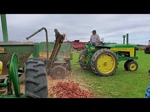 John Deere 1959 730 shelling corn