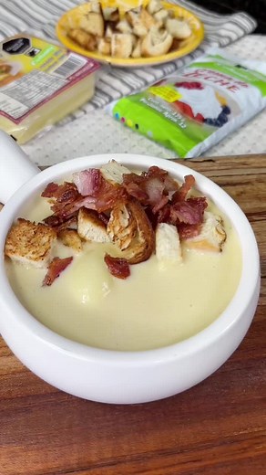 Crema de cebolla con queso, tocineta y fácil de preparar