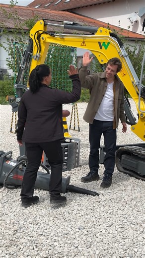 Wacker Neuson DACH on Instagram: "„Bagger… das check ich für euch!“ Am 27.12.2025 um 19:25 Uhr ist Checker Tobi auf Kika unterwegs – und diesmal geht’s um echte Baustellenpower. Natürlich mit dabei: unsere Maschinen! 💪 📺 Verpasst? Kein Problem – die Folge gibt’s danach auch in der Mediathek: https://brnw.ch/21wYgTY ➡️ Schaut mal rein und erzählt uns, wie sie euch gefallen hat! #WackerNeuson #CheckerTobi #BaggerCheck #BaumaschinenFürKinder #KiKA #BehindTheScenes"