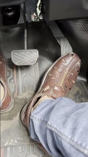 How to drive an automatic car📍