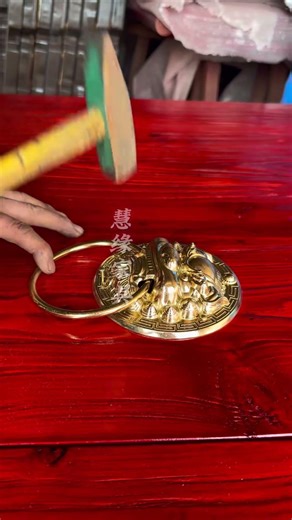 This Red Gate Captures the Spirit of Jiangnan