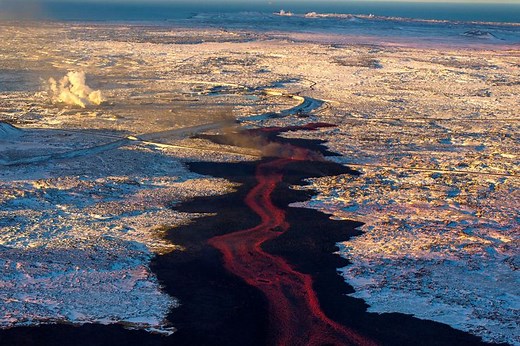 Video: Lava flowing at a scary speed