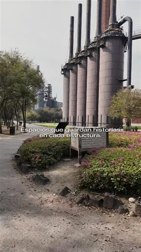 Explanada Sopladores: donde la historia, la naturaleza y la industria se encuentran 🏭🌿 Este espacio único guarda la esencia de Fundidora, conservando el legado industrial mientras se convierte en el corazón turístico y cultural de Nuevo León. Aquí se han vivido risas, tomado miles de fotos, grabado videoclips, disfrutado cine al aire libre y celebrado eventos inolvidables. Cada visita escribe un nuevo capítulo. ✍🏻 ¿Tú también tienes una historia en Explanada Sopladores? 👉🏻 ¡Cuéntanos en com