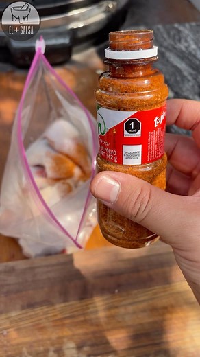 Marinado para pollos al Tajin!!! . Fácil y muy sabrozo!!! . Tengo mucho tiempo haciendo esta receta y la vdd esque gusta mucho… siempre es garantía . Me pidieron adobos… así que iniciamos con este!!! . En una bolsa de plástico; chile en polvo, jugo de 2 naranjas, jugo de 3 limones, vinagre de manzana, masajéanos y dejamos marinar 👌🤠 . #elmassalsa #sinopicanodura #pollo #marinado #receta | El Mas Salsa