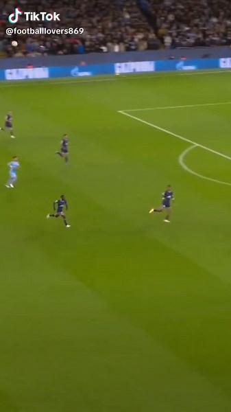 How to control the ball , by Riyad Mahrez ⚽ #Footballlovers #RiyadMahrez #Ballcontrol