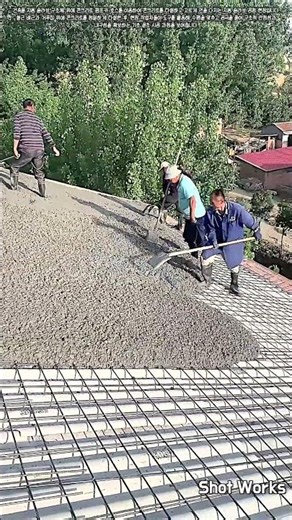 지붕 슬라브에 콘크리트를 안전하게 타설하고 균일하게 다지는 방법 #worker #process #howtobuild #guide #construction