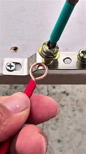 Connecting Cables to Screw Terminals Neatly and Securely