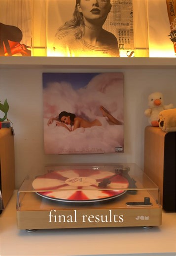 so happy to finally add my now playing sign to my setup 🎧💋 #vinyl #recordplayer #nowplaying #vinylcollection #vinylsetup