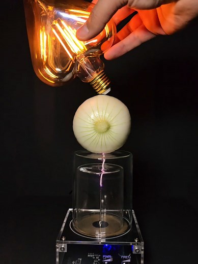 ‏Lightning Onion = Power #experiment #foryou #telacoil #satisfying