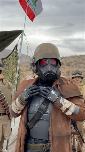 One simple trick to weathering… #costume #fallout #falloutnewvegas #hobby #cosplay