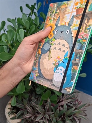 Ideal para desenhos, lettering, rascunhos e anotações. Um sketchbook que acompanha todas as suas ideias. #Lettering #Sketchbook #Arte #Totoro #Criatividade