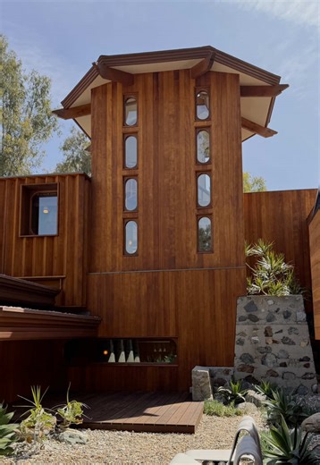 Perhaps one of the cooler homes I’ve been in. Welcome to The Summit House. Originally designed in 1953 by Foster Rhodes Jackson, AIA, a protege of Frank Lloyd Wright. This @Architectural Digest published gem was recently expanded and restored by the legend, Barbara Bestor, FAIA. What do you think of this home? This property is currently for sale. Interested? Send me a message ✉️ Listed by Brett Lawyer and Timothy Durkovic #hometour #midcenturyhome #architecture #midcenturymodern #realestateagent