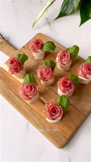 Easy Appetizer Inspiration idea🌹 Ingredients: Tortillas Cream cheese Salami Basil Save for later and share with friends 🌿 Produkter av @bca_italienskasmaker 🇮🇹 Wishing you a wonderful and peaceful day 🤍 @inspo_by_rio_ 🌈 #tutorial #partyfood #foodinspiration #snackidea #foodart #appetizers #fingerboard #fingerfood | Inspo_by_rio