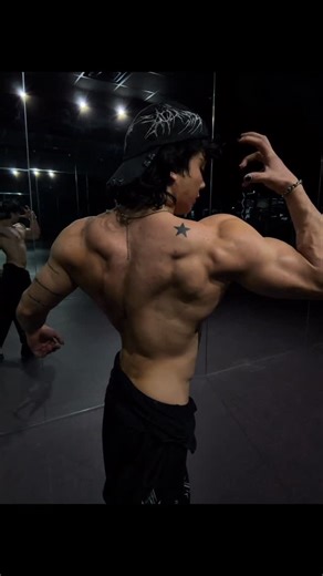 Kashmir Mohandie on Instagram: "Nonchalant final boss (this is real and true) 🤫‼️ @breathedivinity code KASH @intelligentshop code KASH @bobateaprotein code KASH #gymmotivation #gymaesthetics #fitness #emo #gym"