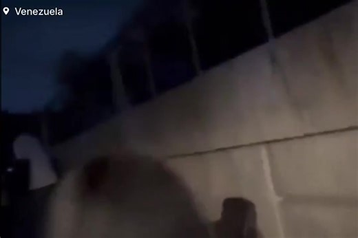 🚨#BREAKING: Watch as newly surfaced video from earlier shows the United States Armed Forces conducting airstrikes in Venezuela, as civilians are seen running for cover while explosions erupt in the background #US #venezuela🇻🇪 #War