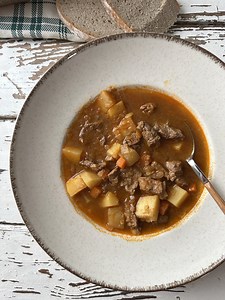 • NOV RECEPT: Goveji golaž s krompirjem I oglas • Kdo ga skuha najboljšega? 🤠 Napisan recept: https://www.220stopinjposevno.com/testi-aparatov/goveji-golaz-s-krompirjem-v-cook4me-aparatu Eno domače kosilo imam tokrat za vas. Ker se golaž kuha nekje 2-3 uri, me je zanimalo, če jo Tefalov Cook4me pametni večnamenski kuhalnik skuha kaj hitreje in kakšen bo njegov okus. Moram priznati, da me ta kuhalnik vedno znova preseneti. Nekje pol ure se je kuhal ta golaž. Sam, brez mešanja, meso je pa po pol 