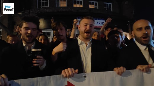 🇬🇧🇺🇸 "KEIR STARMER IS A WANKER!" Defiant chant from Turning Point UK at The Trump Arms. | VoxPopuli