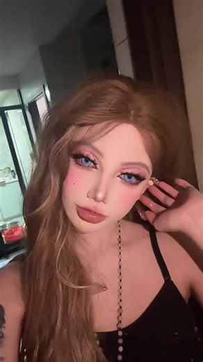 What do you think of this makeup style?…👩🏻‍🦲😱#makeuptutorial #creativemakeup #makeuptok #tiktokmakeup #makeuptransformation