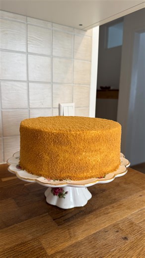 Aleksandra - Moja mala kuhinja on Instagram: "Koliko torte mogu stajati u frižideru? Torte a i druge kremaste kolače ne bi trebali držati u frižideru duže od 3 puna dana. Razlog za to nije zato što gube na ukusu već zbog razvoja bakterija. Znajte da ako pravite kuhana jela pa ih ostavite u frižider ona najčešće podgrijavate i na taj način ubijate bakterije. Torte i kolači se ne podgrijavaju i razmislite dva puta prije nego da jedete kolače koji su u frižideru 5 ili 7 dana. U zadnje vrijeme je po