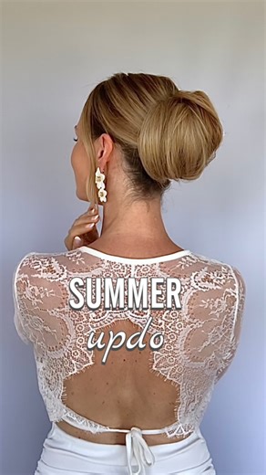 CLAW CLIP HACK for SUMMER DAYS ☀️ You can create so much volume with a claw clip! No advertising. The products are my property. ☀️The size of the claw clip creates the size of the volume of your hairstyle. You can use any claw clip. One tip for this hairstyle: To ensure that style lasts all day, you should secure the hair with a few bobby pins. This way, it will last all day. Have fun trying - SAVE for later and FOLLOW for more ☺️ . . . #clawcliphairstyle #clawcliphack #updo #bunhairstyle #hairs