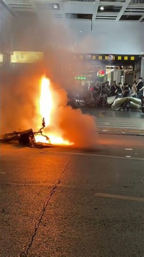 Electric bike explodes and catches fire on road in Guangdong, China