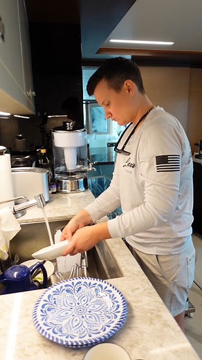 124K views · 4.8K reactions | How to clean stained tupperware! #yacht #chef #boating #cooking #belowdeck #food #privateche #yacht #chef #boating #cooking #belowdeck #food #privatechef | Abbyinthegalley | Facebook