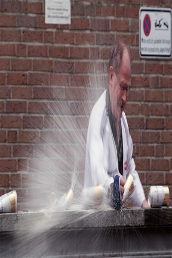 Mani a martello, l'uomo che batte i record mondiali a mani nude