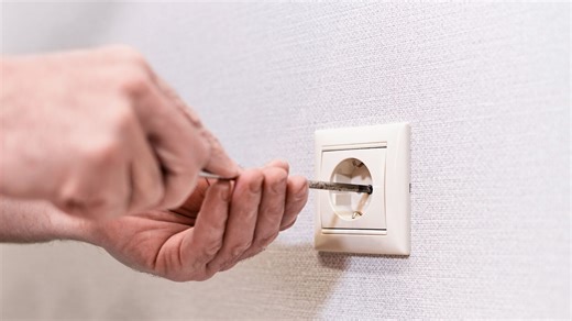 El truco de los especialistas en electricidad para poner el nuevo modelo de enchufe sin complicaciones ni obras