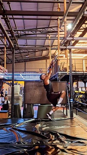 前天在 Ozone Fitness 串關 Ninja Training 忍者訓練 Part 2，在我訓練前，看了 @yuanchi__liao 跟 @yu_chien_baseball0417 兩人都串關到自虐破手皮，因此果斷跳過一些自覺難以達成的關卡。 於是我只有破很小很小一塊手皮，僥倖逃過「青草油」地獄。  #NinjaTraining #SASUKE #OzoneFitness #Malaysia #KualaLumpur | 張藝耀 | Facebook