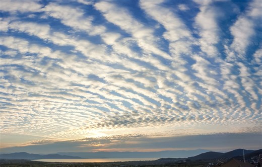 Widowiskowe chmury nad Polską. Altocumulus undulatus zwiastują zmiany