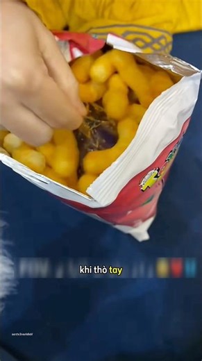 Cô bé nhận được món đồ chơi trong gói bim bim của mình ￼😀 #shortsviral #shortvideo