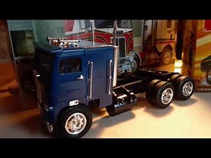 1/25 Scale White Freightliner AMT model