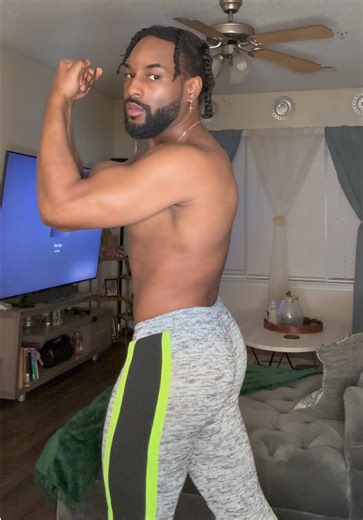 Flex for me 💪🏽 #muscle #fypシ゚viral #keepgoing #musclemen