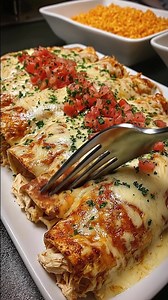 Creamy Chicken Enchiladas with White Queso Sauce You know those dinners that feel like a warm hug the second you pull them out of the oven? These creamy chicken enchiladas are exactly that. Ingredients: For the Enchiladas: 3 cups cooked shredded chicken 8 large flour tortillas 2 cups shredded Monterey Jack cheese 1 cup shredded cheddar cheese …. Full Recipe in Coʍmеոτ 💬 | The Cozy Plate