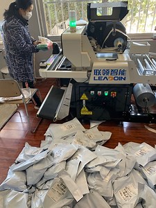 [Hot Item] Clothing/Garment/Clothes/Sachet Filling Bagging Packing Packaging Sealing Machine/Sack Filling Machine/Delivery Machine/Send Chartered