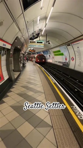 London Underground Central Line Train at Bank Station | #viralvideo #train #thewanderinglondoner