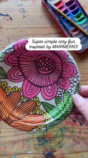 How cute are these decorated paper plates inspired by @merimekko They would look so great on mass on a classroom wall? The project idea is from the awesome book MINI DESIGNERS by @weareminiartists | Mini Mad Things