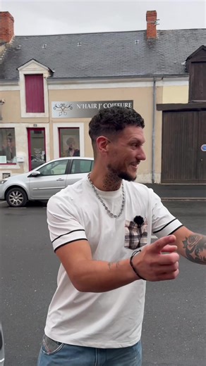 J’ai coupé un mec attaché… …dans un camion qui roulait. Prochaine étape ? À vous de me dire ⬇️ 💬 Balancez vos idées les plus débiles en commentaire