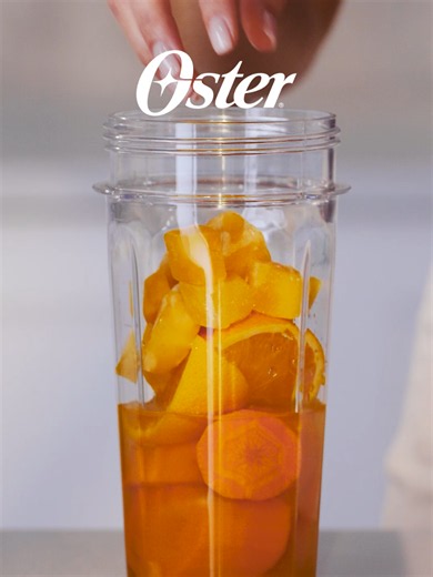 La nueva licuadora profesional TITAN de Oster viene con un vaso Blend&Go para preparar tus batidos, jugos y frappés y llevarlos contigo siempre. Batidos deliciosos y fáciles en casa y listos para acompañarte fuera de ella.