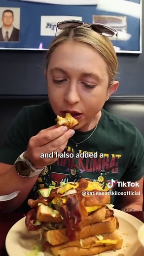 This challenge, which has been attempted by dozens but NEVER by a woman, consists of a huge burger with 40oz of meat, 20 oz of cheese and bacon, and huge slices of Texas Toast. I’ve got 30 minutes to finish #foodchallenge #katinaeatskilos #fyp #burger #challenge #foryou #texas