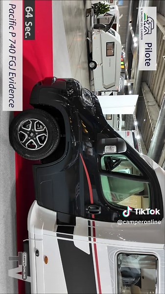 Un semintegrale dal look accattivante, moderno nelle soluzioni proposte, generoso nelle dimensioni e ricco sul fronte dotazioni: parliamo del Pilote Pacific 740 FGJ in allestimento Evidence. Un semintegrale pronto a partire, forte della sua ricca dotazione che include nel prezzo di partenza numerosi accessori. Tra i più significativi ritroviamo innanzitutto il cambio automatico, i cerchi in lega da 16”, la cabina di guida di colore nero, la batteria al litio, due pannelli solari, il tendalino, l