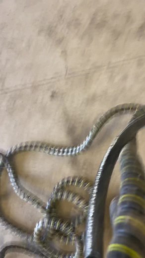 Please help a sista out with hydrualic wrap. #heavyequipmentmechanic #dieselmechanic #femaledieselmechanic #hydraulic #fyp #fypシ #foryourpage