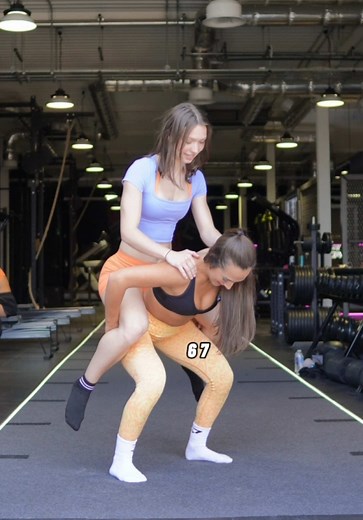 Who can do the most squats with each other @Grace Lexi | @Gymshark ‘MIAM10’ #fyp #gymtok #challenge
