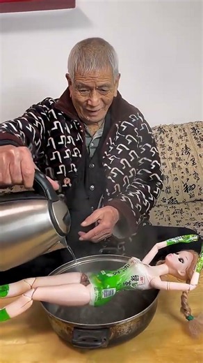 The doll's clothes are dirty, grandpa makes a new one, water temperature should not be too high,