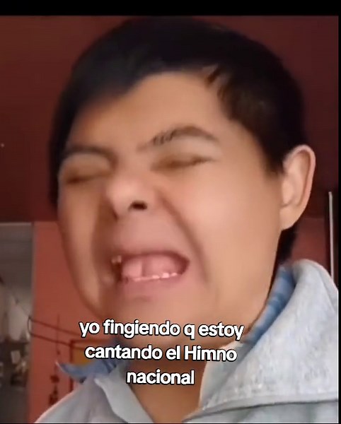 Niño Fingiendo Cantar el Himno Nacional